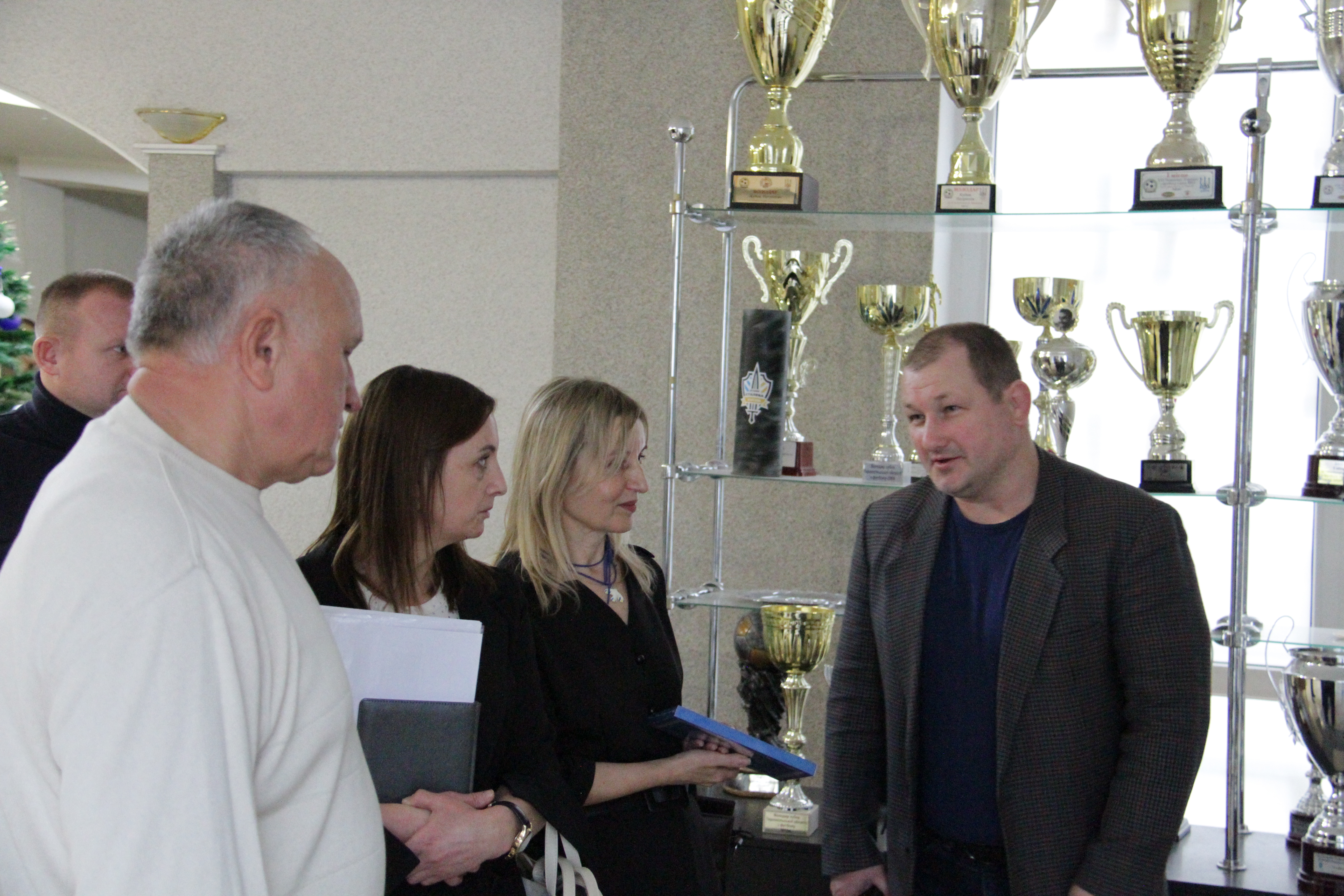 Delehatsiia pid chas ekskursii fakultetom fizychnoho vykhovannia TNPU (hovoryt dekan fakultetu Viktor Shandryhos)